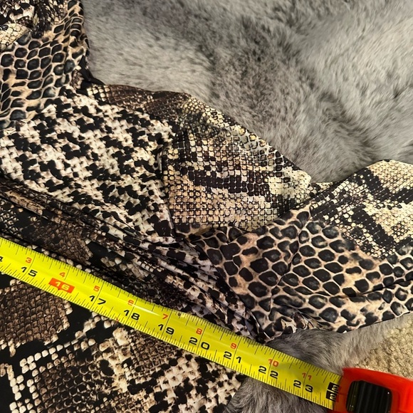 ELIE TAHARI
Snake-Print Long-Sleeve simply fabulous Blouse size M - Picture 7 of 12